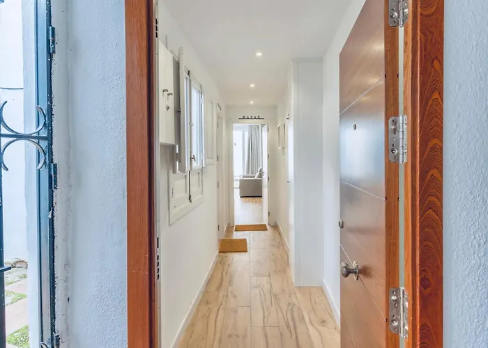 Deanes Califa Apartment