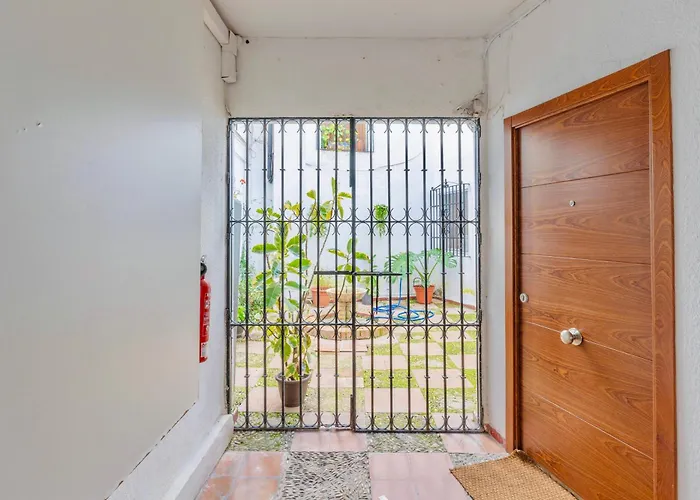 Deanes Califa Apartment