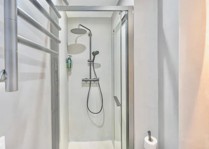 Deanes Califa Apartment