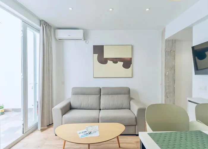 Deanes Califa Apartment