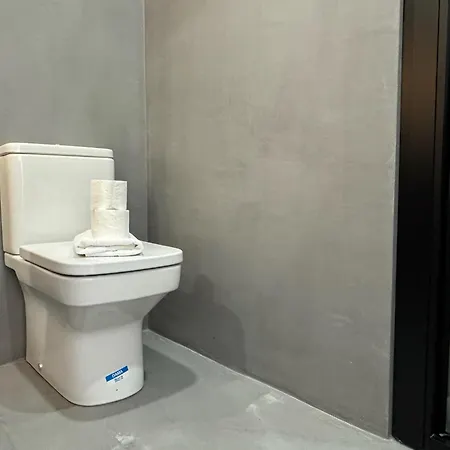 Deanes Califa Apartment *