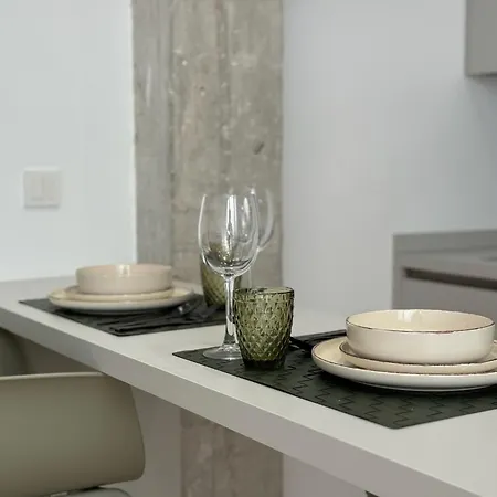 Deanes Califa Apartment